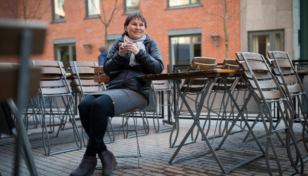 Professor Liv Merete Nielsen ved Institutt for estetiske fag ved HiOA tar seg en kaffekopp i vårkulda iført sin egenutviklede, rundstrikkede kroppsvarmer. Foto: Skjalg Bøhmer Vold