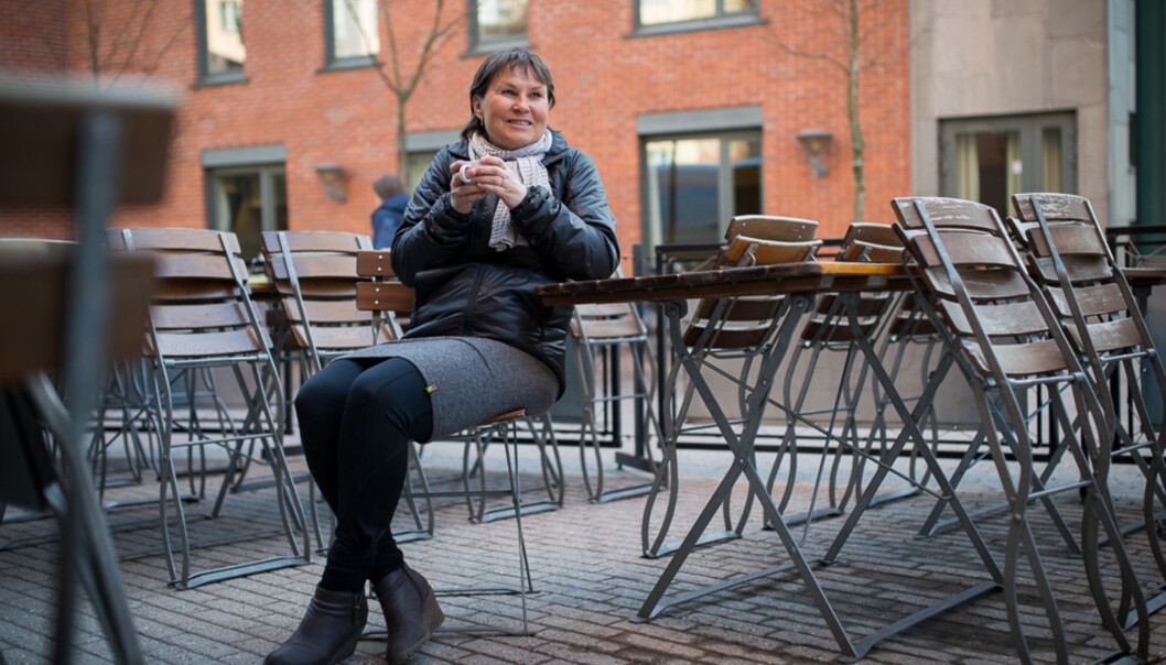 Professor Liv Merete Nielsen ved Institutt for estetiske fag ved HiOA tar seg en kaffekopp i vårkulda iført sin egenutviklede, rundstrikkede kroppsvarmer. Foto: Skjalg Bøhmer Vold Professor Liv Merete Nielsen ved Institutt for estetiske fag ved HiOA tar seg en kaffekopp i vårkulda iført sin egenutviklede, rundstrikkede kroppsvarmer. Foto: Skjalg Bøhmer Vold