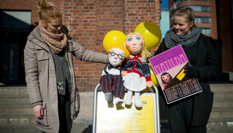 Plutselige forestillinger med dukketeater på åpen dag. Her med Yngvild Danielsen og Miriam H. Paulsen, 1 år drama. Foto: Skjalg Bøhmer Vold