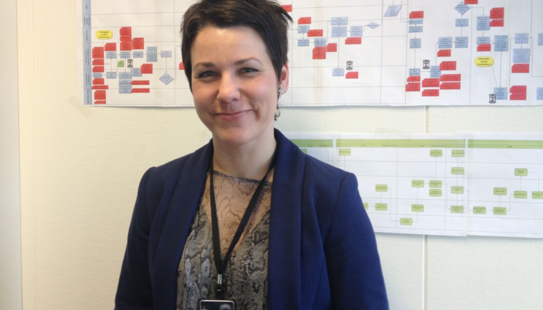 Tidligere seniorrådgiver i HR-avdelingen, Nina Stenvaag Leira, foran plansjer som viser ansettelsesprosesser: Blå felt: Handlinger i prosessen (Fungerer greit nok). Røde felt: Forbedringspotensiale. Gule felt: Prioriterte områder for effektivisering av prosessen. Svarte timeglass: Her var det ventetid. Det grønne feltet, ett eneste ett: Fungerte bra. Og det var Fakultet for lærerutdanning og internasjonale studium (LUI). (Se illustrasjon under). Foto: Tove Lie Tidligere seniorrådgiver i HR-avdelingen, Nina Stenvaag Leira, foran plansjer som viser ansettelsesprosesser: Blå felt: Handlinger i prosessen (Fungerer greit nok). Røde felt: Forbedringspotensiale. Gule felt: Prioriterte områder for effektivisering av prosessen. Svarte timeglass: Her var det ventetid. Det grønne feltet, ett eneste ett: Fungerte bra. Og det var Fakultet for lærerutdanning og internasjonale studium (LUI). (Se illustrasjon under). Foto: Tove Lie