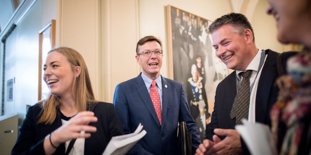 Mange fornøyde fjes i vandrehallen på Stortinget i dag. (f.v.) <span class="caps">NSO</span>s Therese Eia Lerøen, rektor ved Uniersitetet i Bergen, Dag Rune Olsen og stassekretær Bjørn Haugstad. Foto: Skjalg Bøhmer Vold Mange fornøyde fjes i vandrehallen på Stortinget i dag. (f.v.) <span class="caps">NSO</span>s Therese Eia Lerøen, rektor ved Uniersitetet i Bergen, Dag Rune Olsen og stassekretær Bjørn Haugstad. Foto: Skjalg Bøhmer Vold
