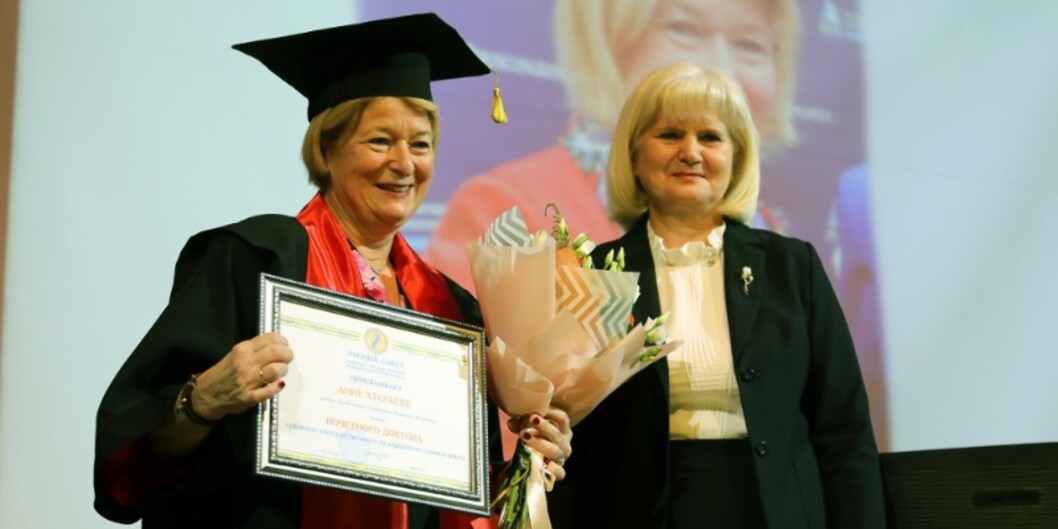 Rektor ved UiT Norges arktiske uiversitet ble tildeldt æresdoktorat ved to universitet i Arkhangelsk. Foto: UiT/Karine Nigar Aarskog Rektor ved UiT Norges arktiske uiversitet ble tildeldt æresdoktorat ved to universitet i Arkhangelsk. Foto: UiT/Karine Nigar Aarskog