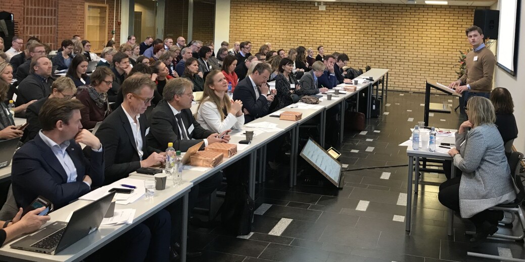 Leder for Norsk studentorganisasjon (NSO), Mats J. Beldo, med bra tilhørerbenk: Fra venstre statsråd Henrik Asheim, rektor Curt Rice, tilsynsdirektør Øystein Lund og UHR-leder og NMBU-leder Mari Sundli Tveit. Foto: Eva Tønnessen Leder for Norsk studentorganisasjon (NSO), Mats J. Beldo, med bra tilhørerbenk: Fra venstre statsråd Henrik Asheim, rektor Curt Rice, tilsynsdirektør Øystein Lund og UHR-leder og NMBU-leder Mari Sundli Tveit. Foto: Eva Tønnessen