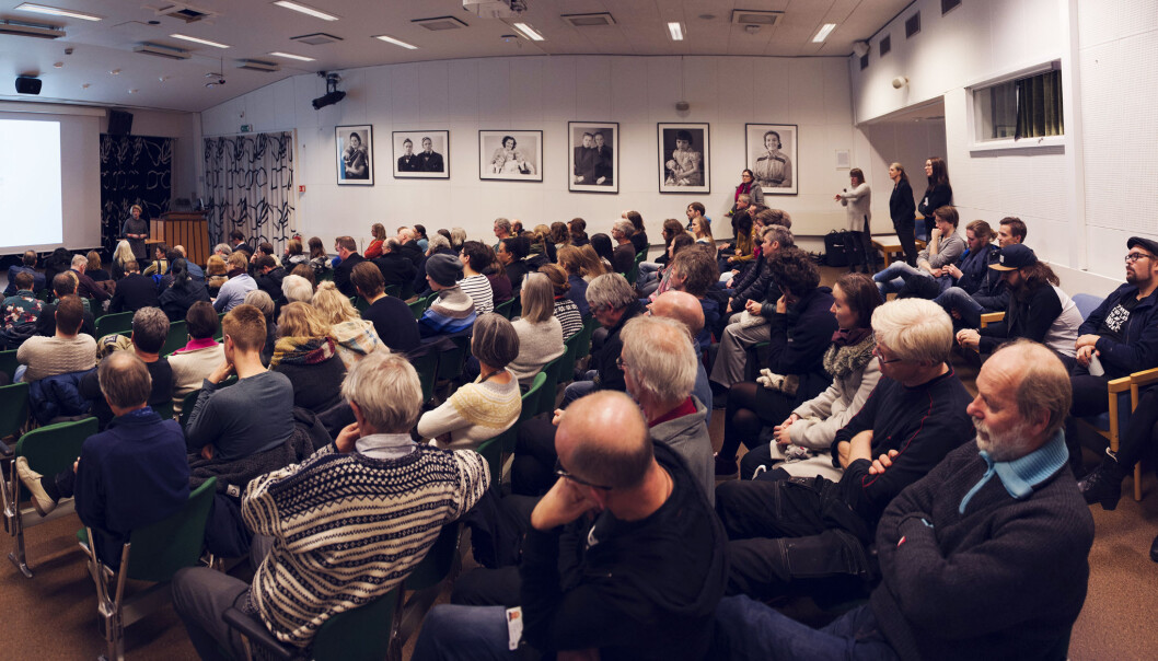 Rektor Anne Husebekk fikk mange spørsmål fra ansatte og studenter ved kunstfakultetet og Tromsø museum under allmøtet onsdag, som ble holdt i museumssalen. Foto:
Adnan Icagic Rektor Anne Husebekk fikk mange spørsmål fra ansatte og studenter ved kunstfakultetet og Tromsø museum under allmøtet onsdag, som ble holdt i museumssalen. Foto:
Adnan Icagic
