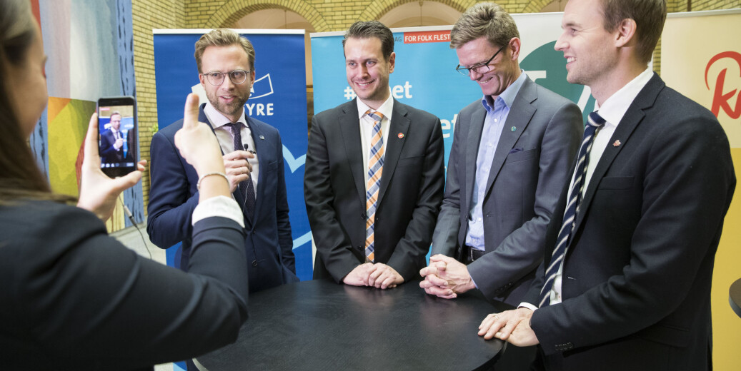 De finanspolitiske talsmennene f.v. Nicolai Astrup (H), Helge André Njåstad (Frp), Terje Breivik (V) og Kjell Ingolf Ropstad (KrF) går live på Facebook etter pressekonferansen i Stortingets vandrehall etter at de fire partiene kom til enighet i budsjettforhandlingene onsdag. Foto: Håkon Mosvold Larsen / NTB scanpix De finanspolitiske talsmennene f.v. Nicolai Astrup (H), Helge André Njåstad (Frp), Terje Breivik (V) og Kjell Ingolf Ropstad (KrF) går live på Facebook etter pressekonferansen i Stortingets vandrehall etter at de fire partiene kom til enighet i budsjettforhandlingene onsdag. Foto: Håkon Mosvold Larsen / NTB scanpix