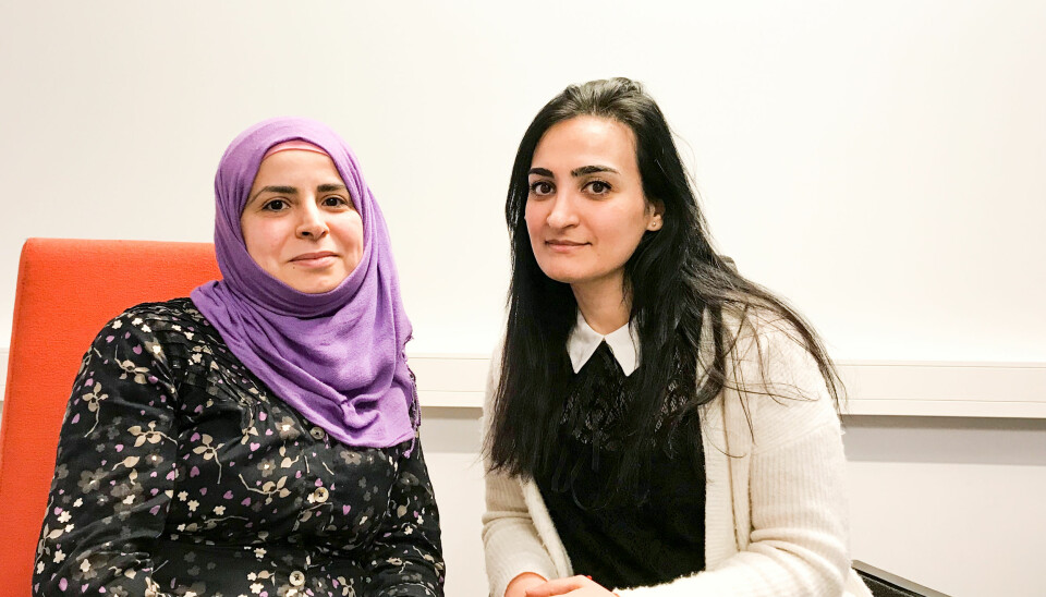 Amani Alhussein (t.h.) og Esraa Alhaddad har universitetsutdanning i regnskap fra Syria, men måtte flykte fra krigen. Nå har de fått oppdatert kunnskapen sin ved Høgskolen i Sørøst-Norge. Foto: Jan-Henrik Kulberg