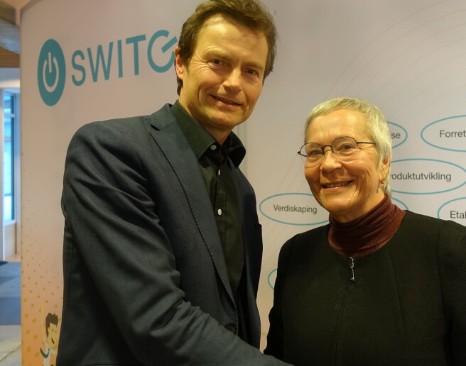 Tore Arnstein Dobloug i Sparebankstiftelsen Hedmark og rektor Kathrine Skretting. Foto: HiNN Tore Arnstein Dobloug i Sparebankstiftelsen Hedmark og rektor Kathrine Skretting. Foto: HiNN