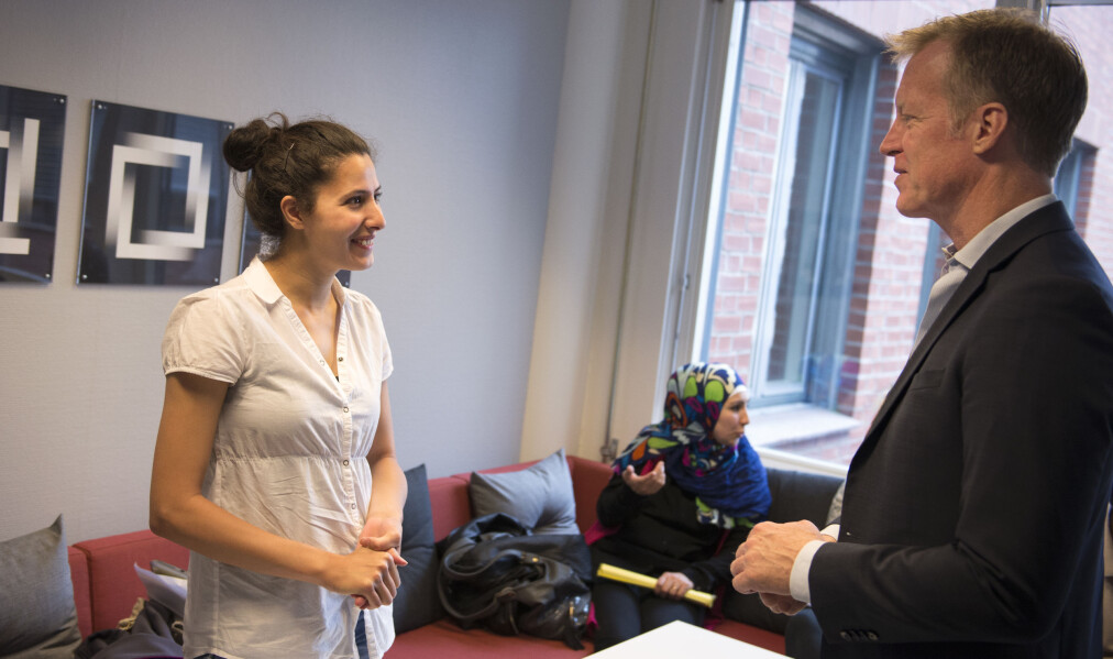 Rektor Curt Rice ønsker Racha Najjar fra Libanon velkommen til
studieprogrammet i kompletterende lærerutdanning.
Foto: Sonja Balci Rektor Curt Rice ønsker Racha Najjar fra Libanon velkommen til
studieprogrammet i kompletterende lærerutdanning.
Foto: Sonja Balci