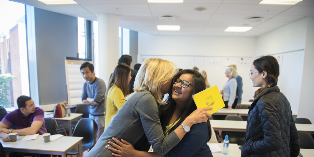 Prorektor for utdanning, Nina Waaler, tar imot sykepleierstudent Rashim Sood som bor på Jessheim og opprinnelig er fra India.
Foto: Sonja Balci Prorektor for utdanning, Nina Waaler, tar imot sykepleierstudent Rashim Sood som bor på Jessheim og opprinnelig er fra India.
Foto: Sonja Balci