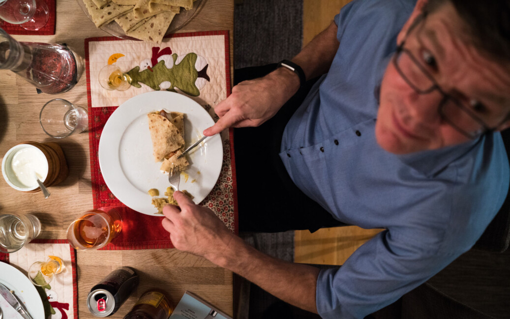 — Kan jeg spise også, spør UiO-rektor Svein Stølen. Foto: David Engmo — Kan jeg spise også, spør UiO-rektor Svein Stølen. Foto: David Engmo