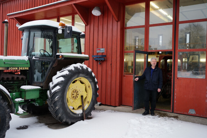 Instituttleder Fred Håkon Johnsen ved inngangen til traktorverkstedet.
