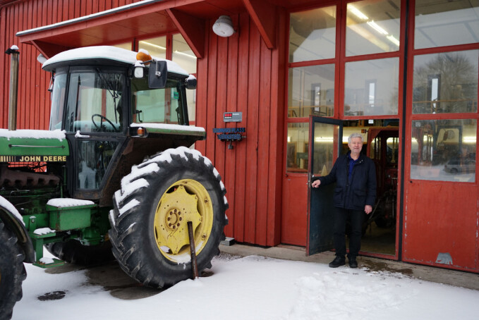 Instituttleder Fred Håkon Johnsen ved inngangen til traktorverkstedet. Instituttleder Fred Håkon Johnsen ved inngangen til traktorverkstedet.