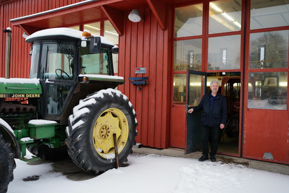 Instituttleder Fred Håkon Johnsen ved inngangen til traktorverkstedet.