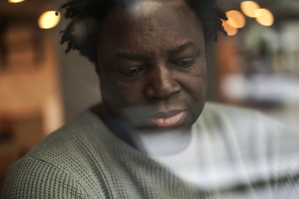 Nyojah Rogers Adam er driftsleder ved eiendomsavdelingen på Universitetet i Oslo. Nå er han tilbake på jobb etter et halvt års sykemelding, men han har gruet seg til å gå på jobb i flere år. Foto: Ketil Blom Haugstulen Nyojah Rogers Adam er driftsleder ved eiendomsavdelingen på Universitetet i Oslo. Nå er han tilbake på jobb etter et halvt års sykemelding, men han har gruet seg til å gå på jobb i flere år. Foto: Ketil Blom Haugstulen