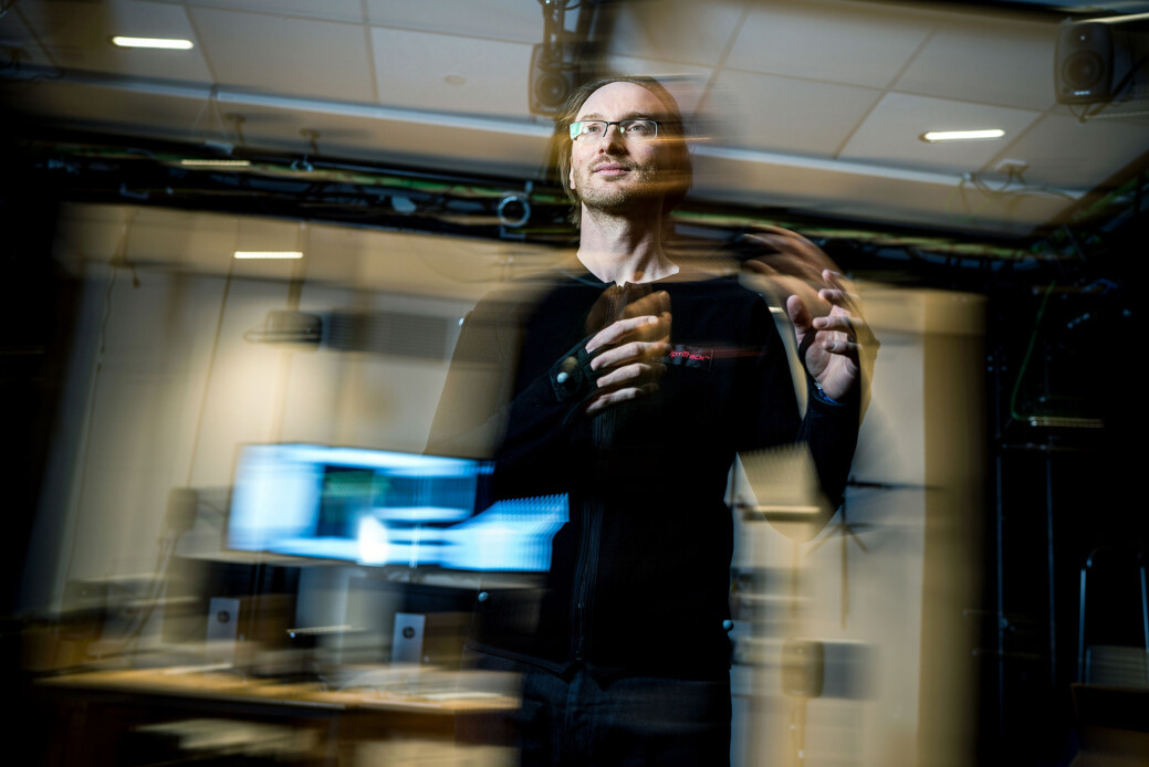 Ved Institutt for musikkvitenskap studerer Alexander Refsum Jensenius forholdet mellom musikk og bevegelse. - Først var vi interessert i hvordaan vi beveger oss til musikk, men så ble vi interessert i det motsatte. Hva er det som skjer i kroppen når vi står stille? sier han. Foto: Ketil Blom Haustulen Ved Institutt for musikkvitenskap studerer Alexander Refsum Jensenius forholdet mellom musikk og bevegelse. - Først var vi interessert i hvordaan vi beveger oss til musikk, men så ble vi interessert i det motsatte. Hva er det som skjer i kroppen når vi står stille? sier han. Foto: Ketil Blom Haustulen