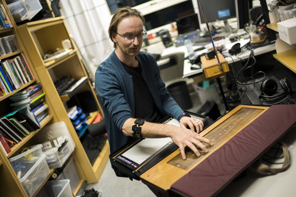 Alexander Jensenius er senterleder på et av UiOs sentre for fremragende forskning (SFF). Han er fornøyd med dagens ordning, men mener universiteter og høgskoler har en stor jobb å gjøre for å sikre tverrfaglighet. Foto: Ketil Blom Haugstulen Alexander Jensenius er senterleder på et av UiOs sentre for fremragende forskning (SFF). Han er fornøyd med dagens ordning, men mener universiteter og høgskoler har en stor jobb å gjøre for å sikre tverrfaglighet. Foto: Ketil Blom Haugstulen