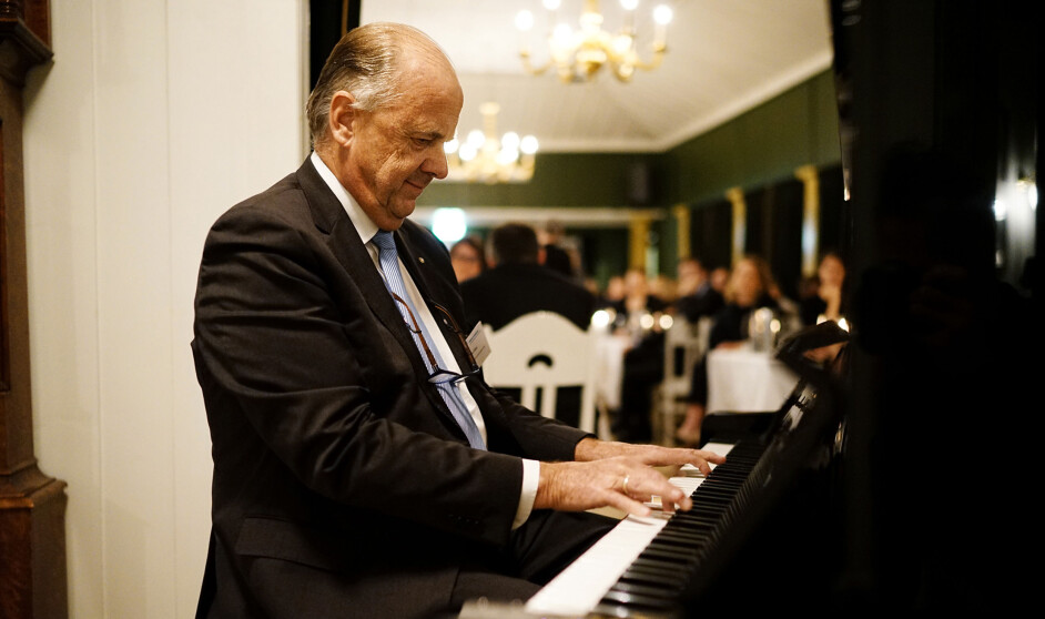 Sekretær for Nettverket for private høgskoler gjennom en årrekke, Arne J. Eriksen, satte seg til pianoet og takket for seg under festmiddagen til representantskapsmøtet i Universitets og høgskolerådet i november i år. Foto: Ketil Blom Haugstulen