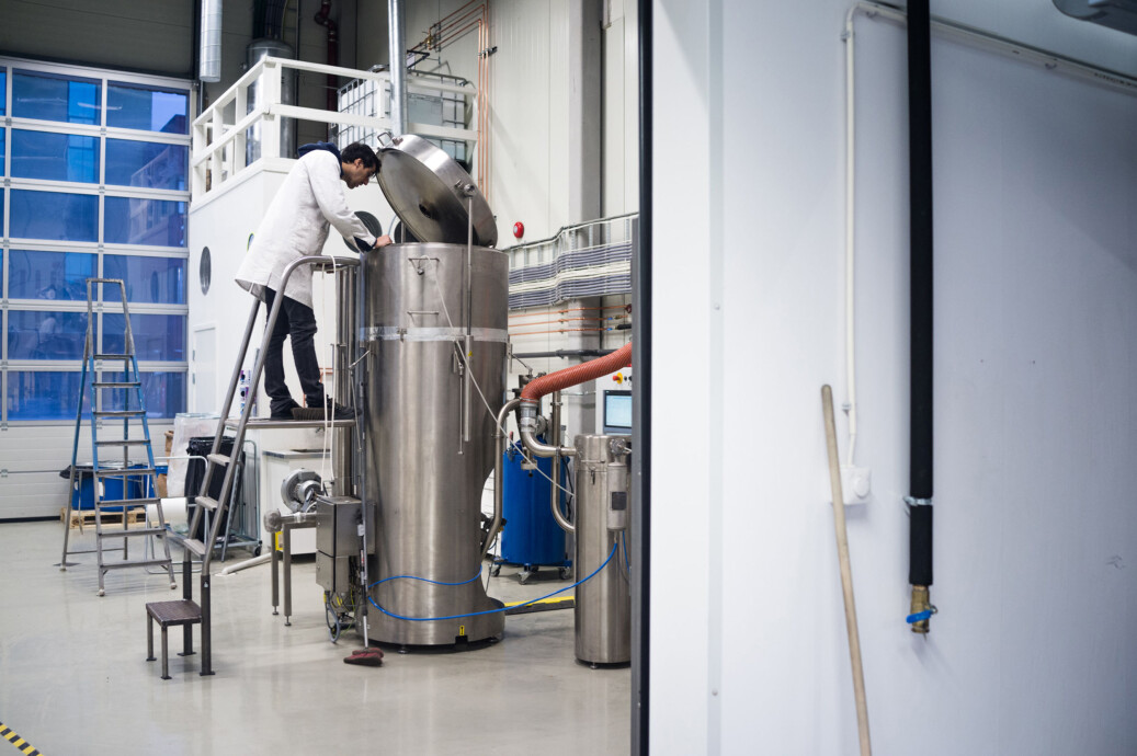 Daniel Perello ved Seram Coatings i Trondheim, et selskap som har blitt til gjennom NTNU Technology Transfer. Foto: David Engmo Daniel Perello ved Seram Coatings i Trondheim, et selskap som har blitt til gjennom NTNU Technology Transfer. Foto: David Engmo