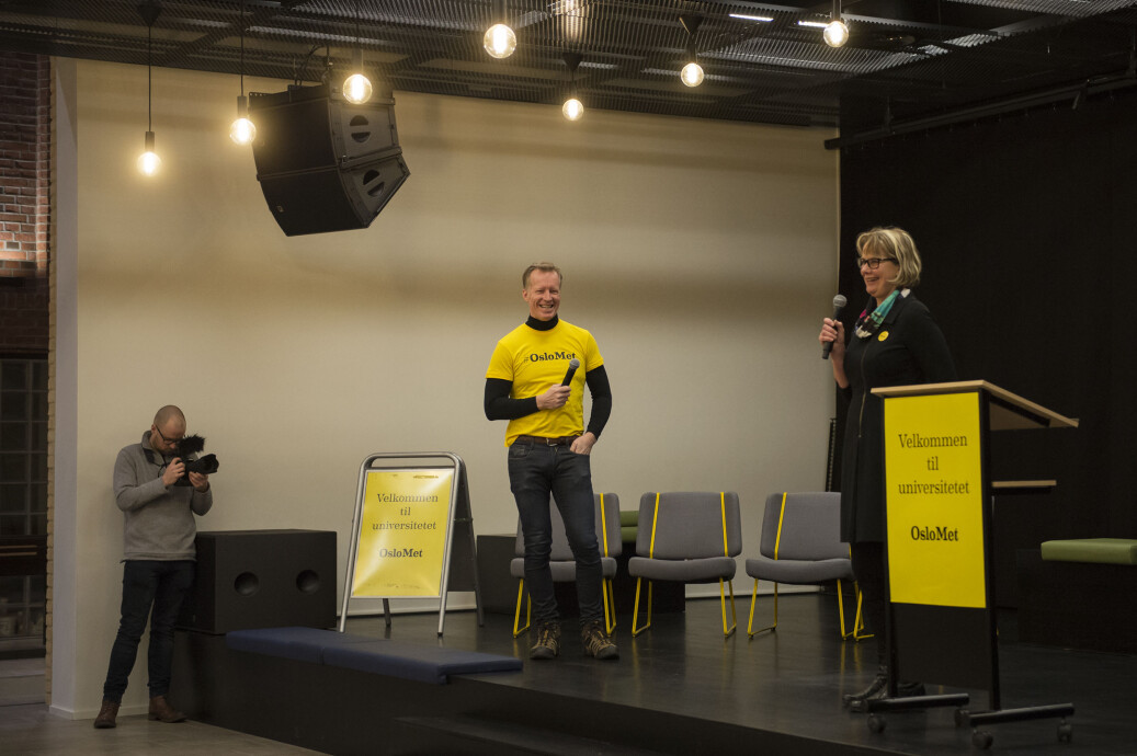 Rektor Curt Rice og styreleder Trine Syvertsen gratulerte ansatte og studenter ved det nye OsloMet - Storbyuniversitetet. Foto: Sonja Balci/HiOA Rektor Curt Rice og styreleder Trine Syvertsen gratulerte ansatte og studenter ved det nye OsloMet - Storbyuniversitetet. Foto: Sonja Balci/HiOA