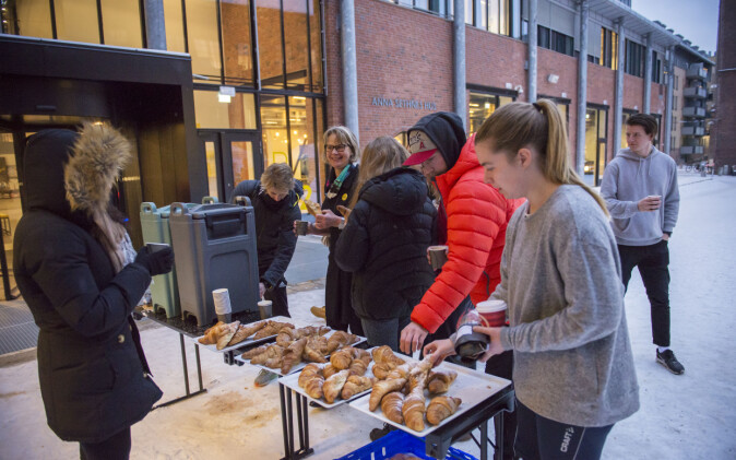 Trine Syvertsen med croissant utenfor Pilestredet 52. Foto: Sonja Balci/HiOA Trine Syvertsen med croissant utenfor Pilestredet 52. Foto: Sonja Balci/HiOA