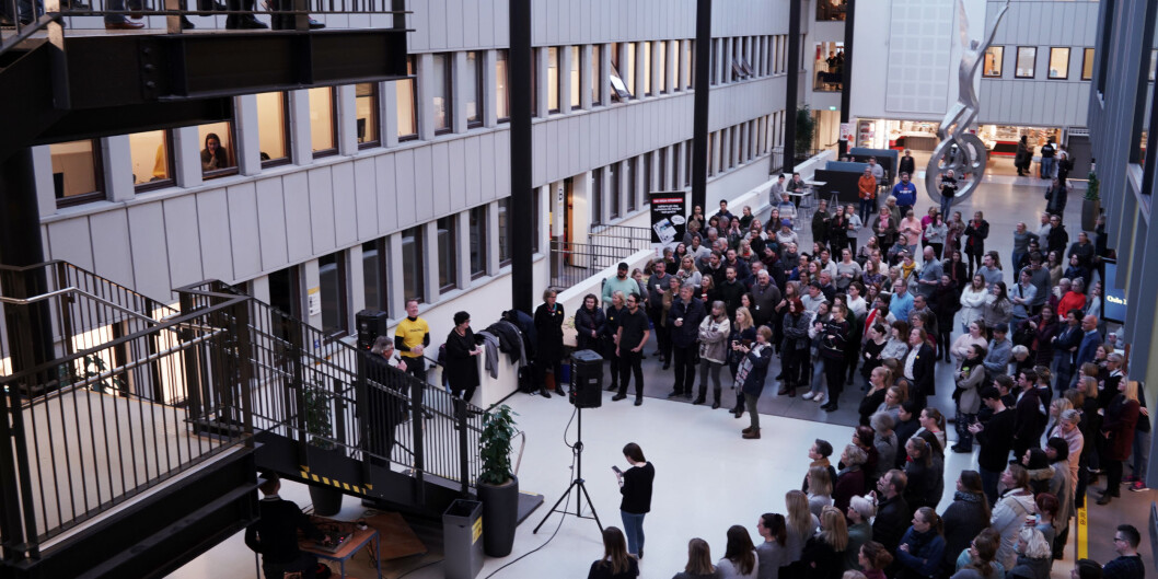 Ansatte og studenter ved OsloMet samlet i lokalene på Kjeller da det ble kjent at høgskolen var blitt universitet, 12. januar 2018. Foto: Ketil Blom Haugstulen Ansatte og studenter ved OsloMet samlet i lokalene på Kjeller da det ble kjent at høgskolen var blitt universitet, 12. januar 2018. Foto: Ketil Blom Haugstulen