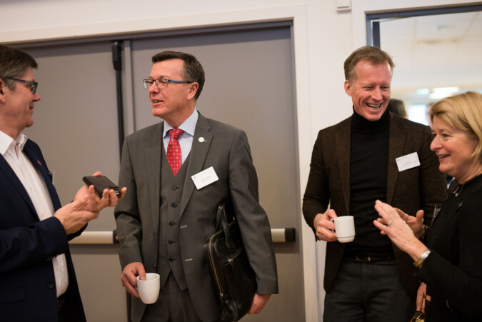 Fire universitetsrektorer som ønsker Iselin Nybø velkommen som statsråd: Svein Stølen, Dag Rune Olsen, Curt Rice og Anne Husebekk. Foto: Skjalg Bøhmer Vold Fire universitetsrektorer som ønsker Iselin Nybø velkommen som statsråd: Svein Stølen, Dag Rune Olsen, Curt Rice og Anne Husebekk. Foto: Skjalg Bøhmer Vold