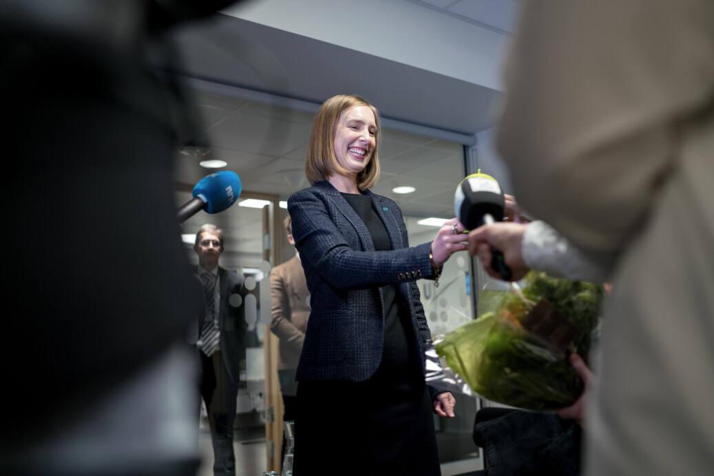 Iselin Nybø (V) fikk blomster og nøkler da hun overtok som høyere utdanning og forskningsminister. Foto: Ketil Blom haugstulen Iselin Nybø (V) fikk blomster og nøkler da hun overtok som høyere utdanning og forskningsminister. Foto: Ketil Blom haugstulen