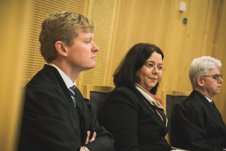 Roya Sabetrasekh (i midten) og hennes advokater Mass Anders Hus (til venstre) og Sverre Lilleng (til høyre). Foto: Siri Øverland Eriksen.