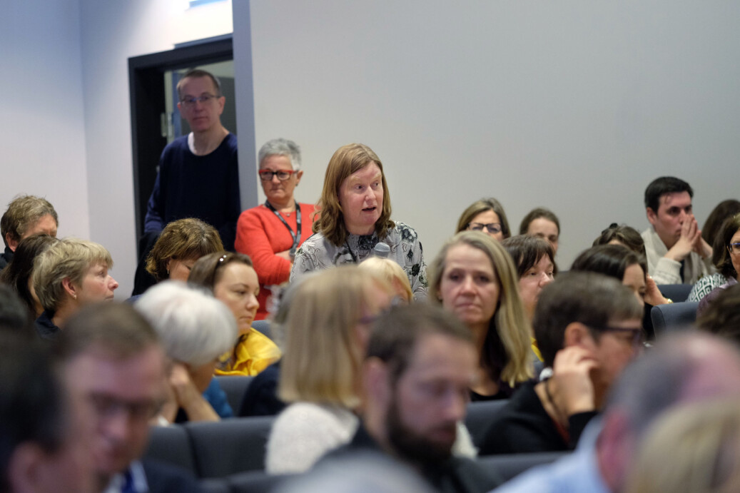 Heidi Snoen Glomsås, plasstillitsvalgt for Norsk sykepleierforbund, har ordet på allmøtet og etterlyser informasjon. Heidi Snoen Glomsås, plasstillitsvalgt for Norsk sykepleierforbund, har ordet på allmøtet og etterlyser informasjon.