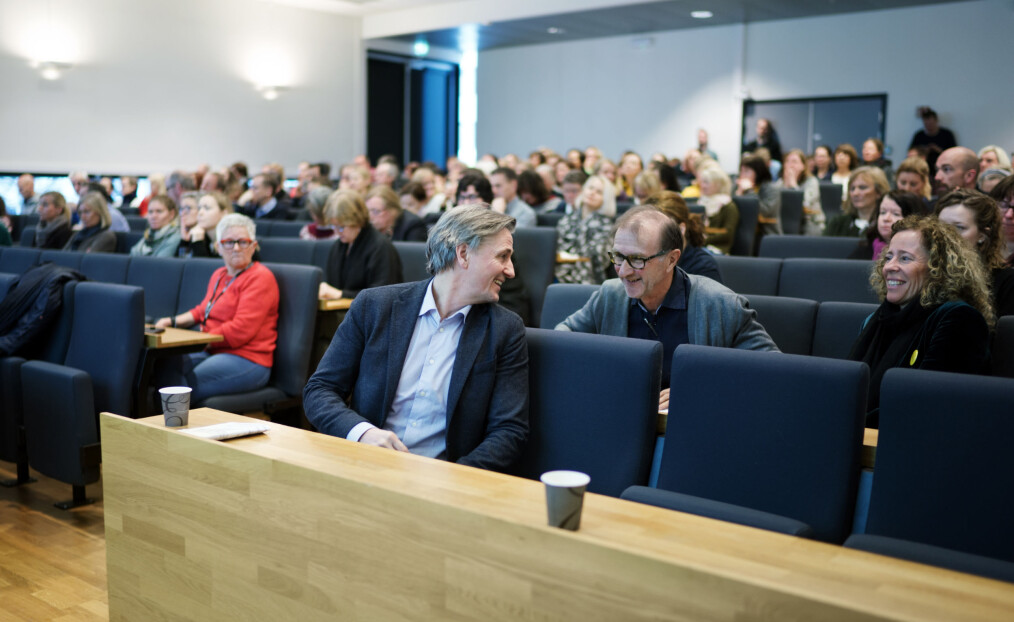 Direktør Asbjørn Seim innledet på allmøtet, her i samtale med dekan Knut Patrick Hanevik og eiendomsdirektør Mariann Hole. Direktør Asbjørn Seim innledet på allmøtet, her i samtale med dekan Knut Patrick Hanevik og eiendomsdirektør Mariann Hole.