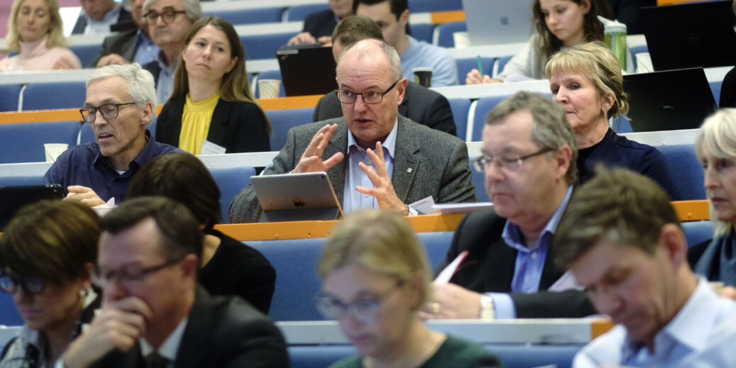 Foretak eller ikke foretak, er ikke nødvendigvis spørsmålet om hvordan få økt selvbestemmelse for universiteter og høgskoler, mener NTUN-rektor Gunnar Bovim (i midten). UiB-rektor Dag Rune Olsen (t.v.) og UiO-rektor Svein Stølen (t.h.). Her på UHR-møte på Lillehammer. Foto: Ketil Blom Haugstulen Foretak eller ikke foretak, er ikke nødvendigvis spørsmålet om hvordan få økt selvbestemmelse for universiteter og høgskoler, mener NTUN-rektor Gunnar Bovim (i midten). UiB-rektor Dag Rune Olsen (t.v.) og UiO-rektor Svein Stølen (t.h.). Her på UHR-møte på Lillehammer. Foto: Ketil Blom Haugstulen