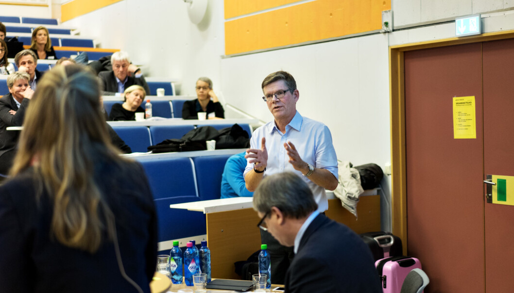 Svein Stølen snakker under representantskapsmøtet til Universitets- og høgskolerådet (UHR) på Lillehammer i fjor, der arbeidsgruppen mot seksuell trakassering og mobbing ble satt ned.. Foto: Ketil Blom Haugstulen Svein Stølen snakker under representantskapsmøtet til Universitets- og høgskolerådet (UHR) på Lillehammer i fjor, der arbeidsgruppen mot seksuell trakassering og mobbing ble satt ned.. Foto: Ketil Blom Haugstulen