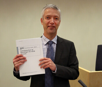 Steinar Holden med utredningen "Lønnsdannelsen og utfordringer for norsk økonomi" i 2013. Steinar Holden med utredningen "Lønnsdannelsen og utfordringer for norsk økonomi" i 2013.