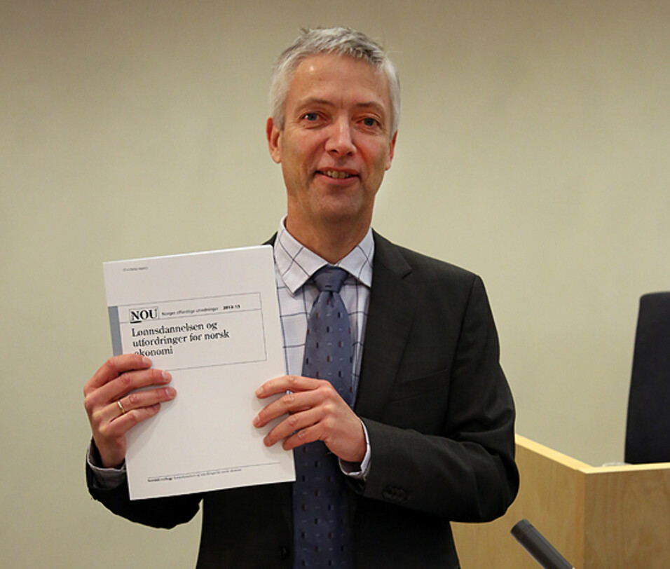 Steinar Holden med utredningen 'Lønnsdannelsen og utfordringer for norsk økonomi' i 2013.