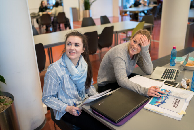 Sykepleiestudentene Lisa Rein (t.v.) og Astrid Harring. Foto: Ketil Blom Haugstulen Sykepleiestudentene Lisa Rein (t.v.) og Astrid Harring. Foto: Ketil Blom Haugstulen