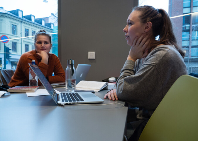 Sykepleiestudentene Johanne Basso og Thea Steen Andersen i Pilestredet. Sykepleiestudentene Johanne Basso og Thea Steen Andersen i Pilestredet.