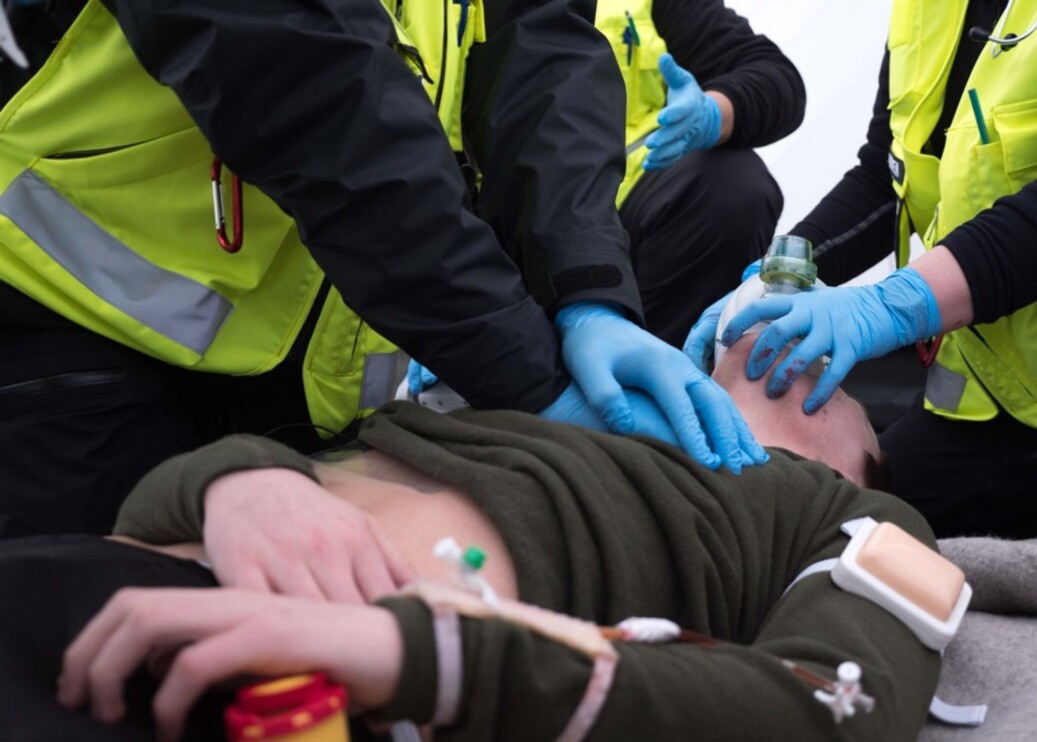 Med falskt blod og tilsynelatende livløse pasienter, fikk sykepleierne prøvd seg på forhold som skulle ligne så mye som mulig på det man kan oppleve i en katastrofe. Foto: Petter Berntsen Med falskt blod og tilsynelatende livløse pasienter, fikk sykepleierne prøvd seg på forhold som skulle ligne så mye som mulig på det man kan oppleve i en katastrofe. Foto: Petter Berntsen