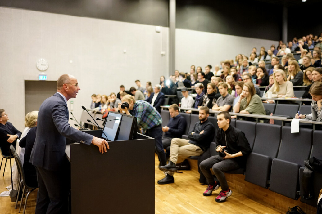 Dekan ved Det samfunnsvitenskapelige fakultet på UiO, Nils Henrik Mørch von der Fehr, på et allmøte for studenter og ansatte på profesjonsstudiet for psykologi sist høst. Da ville han flytte ut psykologklinikken, nå vil han beholde den internt . Foto Ketil Blom Haugstulen Dekan ved Det samfunnsvitenskapelige fakultet på UiO, Nils Henrik Mørch von der Fehr, på et allmøte for studenter og ansatte på profesjonsstudiet for psykologi sist høst. Da ville han flytte ut psykologklinikken, nå vil han beholde den internt . Foto Ketil Blom Haugstulen