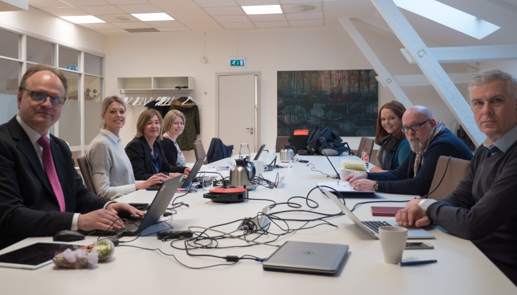 Det første møtet til Universitets- og høgskolerådets arbeidsgruppe mot mobbing og seksuell trakassering. Leder er Frank Reichert (til venstre). Artikkelforfatter, professor Øystein Gullvåg Holter er også medlem av gruppen. Foto: Petter Berntsen Det første møtet til Universitets- og høgskolerådets arbeidsgruppe mot mobbing og seksuell trakassering. Leder er Frank Reichert (til venstre). Artikkelforfatter, professor Øystein Gullvåg Holter er også medlem av gruppen. Foto: Petter Berntsen