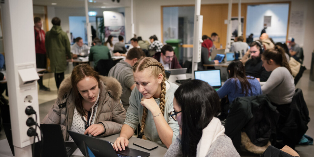 Ellen Opsahl Vinbæk , Frida Pettersen og Natcha Nanthawisit på arbeidsrommet for it- og datafag på OsloMet – storbyuniversitetet. NIFU-rådgiver michael mark trekker fram behover for mers atsing på ikt-sikkerhet og også på at jenters økers eg til dette faget. Foto: Ketil Blom Haugstulen Ellen Opsahl Vinbæk , Frida Pettersen og Natcha Nanthawisit på arbeidsrommet for it- og datafag på OsloMet – storbyuniversitetet. NIFU-rådgiver michael mark trekker fram behover for mers atsing på ikt-sikkerhet og også på at jenters økers eg til dette faget. Foto: Ketil Blom Haugstulen