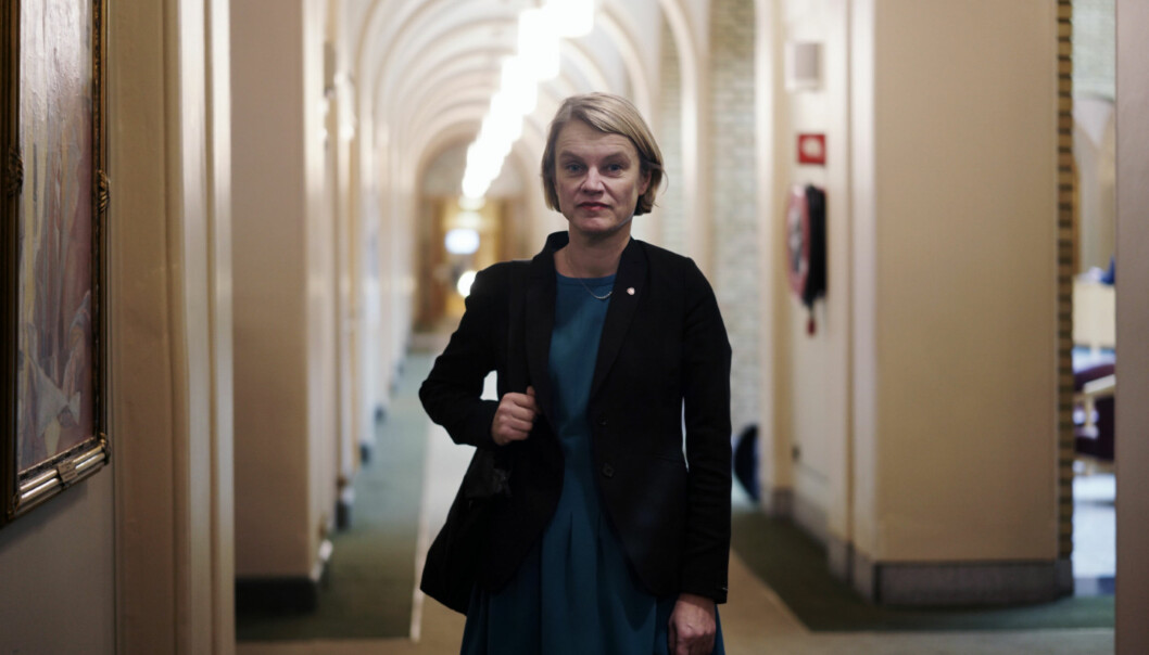 Nina Sandberg (Ap) går sammen med Fremskrittspartiet og Senterpartiet om flere tilleggskrav til kompetansereformen.