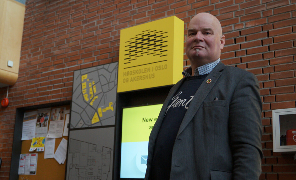 Leder av Forskerforbundet ved OsloMet, Erik Dahlgren, advarer mot den gule fare og vil bytte ut gulfargen når universitetet får nye skilt. Foto: Brage Lie Jor