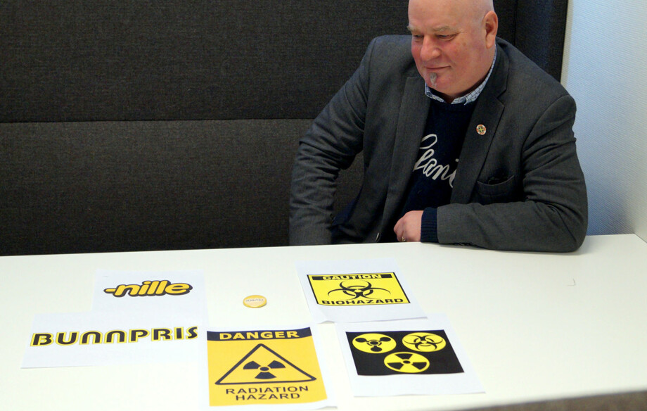 Fareskilt mot kjemiske våpen, radioaktivitet og smittefare er i gult og svart. Det er også logoene til billigkjedene Nille og Bunnpris - og hittil logoen til tidligere Høgskolen i Oslo og Akershus. Foto: Brage Lie Jor