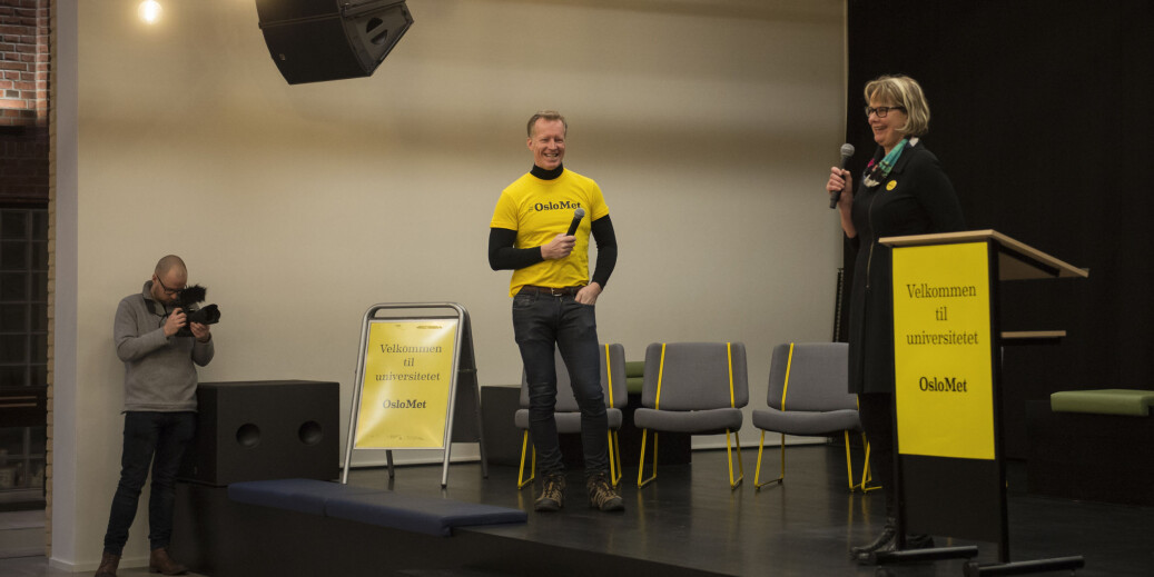Gult er kult på OsloMet, eller ikke? Her er rektor Curt Rice og styreleder Trine Syvertsen på scenen da det nye universitetet ble markert. Foto: Sonja Balci/OsloMet Gult er kult på OsloMet, eller ikke? Her er rektor Curt Rice og styreleder Trine Syvertsen på scenen da det nye universitetet ble markert. Foto: Sonja Balci/OsloMet