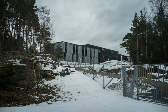 Her bor de innsatte i Halden fengsel. Hver morgen går de ned bakken til jobb eller studier. Her bor de innsatte i Halden fengsel. Hver morgen går de ned bakken til jobb eller studier.