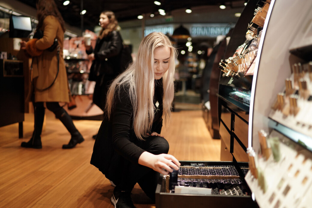 Benedicte Andersen studerer til å bli faglærer i design, kunst og håndverk på OsloMet, og jobber samtidig hos sminkekjeden Kicks 3-4 dager i uka. Foto: Ketil Blom Haugstulen Benedicte Andersen studerer til å bli faglærer i design, kunst og håndverk på OsloMet, og jobber samtidig hos sminkekjeden Kicks 3-4 dager i uka. Foto: Ketil Blom Haugstulen