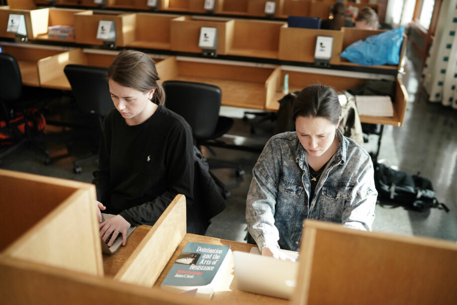 Masterstudentene Julie Hjelde Ellingsen (t.v.) og Sara Myhrer jobber begge ved siden av studiene. Foto: Ketil Blom Haugstulen