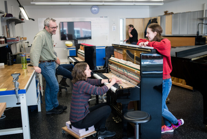 I et klasserom på NMH sitter fem studenter og skrur på hvert sitt piano. Foto: Skjalg Bøhmer Vold I et klasserom på NMH sitter fem studenter og skrur på hvert sitt piano. Foto: Skjalg Bøhmer Vold