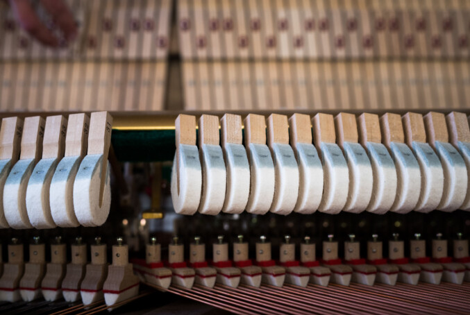 Man trenger ikke være musikker for å stemme et piano. Men man bør være kjent med en skrutrekker, sier Bakke. Foto: Skjalg Bøhmer Vold Man trenger ikke være musikker for å stemme et piano. Men man bør være kjent med en skrutrekker, sier Bakke. Foto: Skjalg Bøhmer Vold