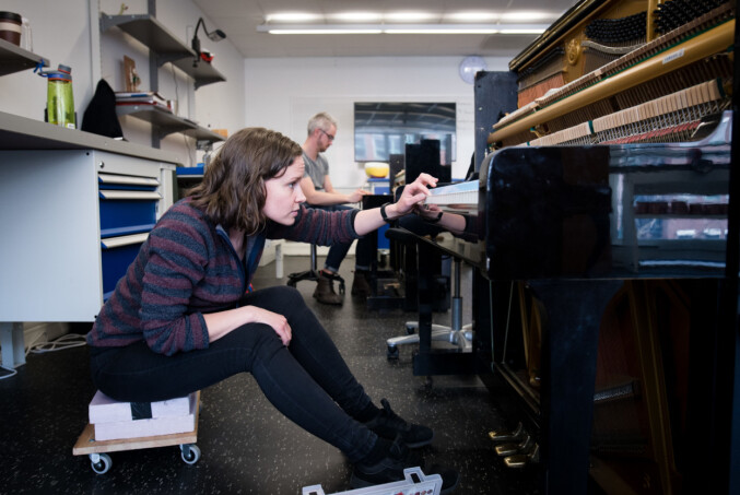 Et piano skal stemmes minst én gang i året, sier Bakke. Et konsertpiano skal stemmes før hver konsert. Foto: Skjalg Bøhmer Vold Et piano skal stemmes minst én gang i året, sier Bakke. Et konsertpiano skal stemmes før hver konsert. Foto: Skjalg Bøhmer Vold